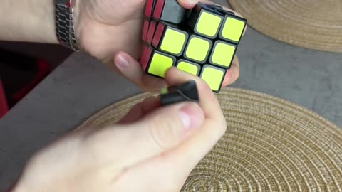 DIY Pepper Mill Made From Rubik's Cube
