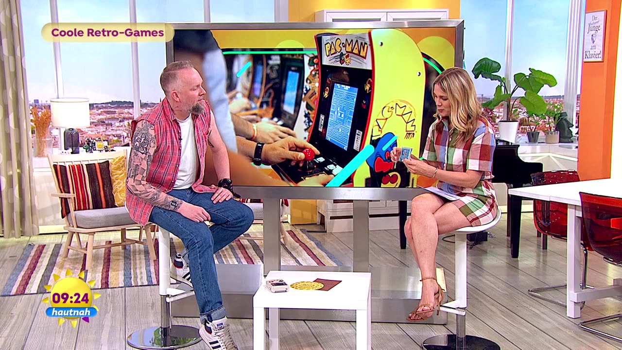 Alina Merkau sexyy SAT.1-Frühstücksfernsehen (1)