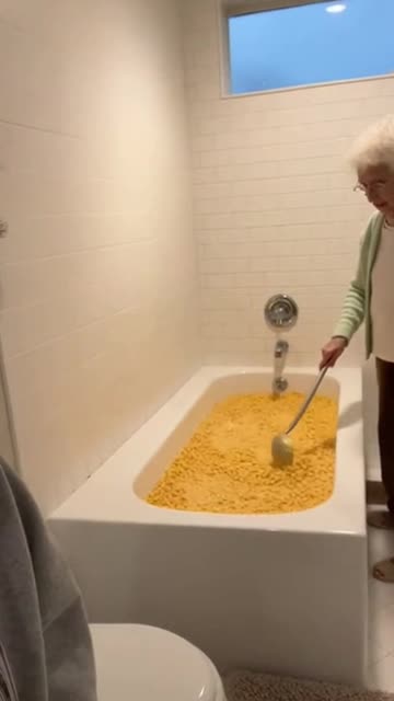 Mac N Chees Bath tub