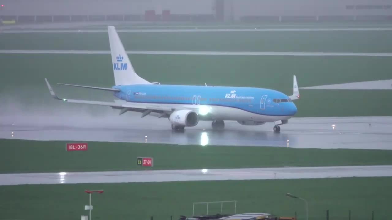 KLM Boeing 737 landing at Amsterdam Airport without thrust reverser