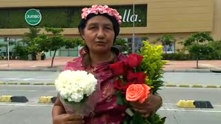 La vendedora de rosas con un mensaje de fe