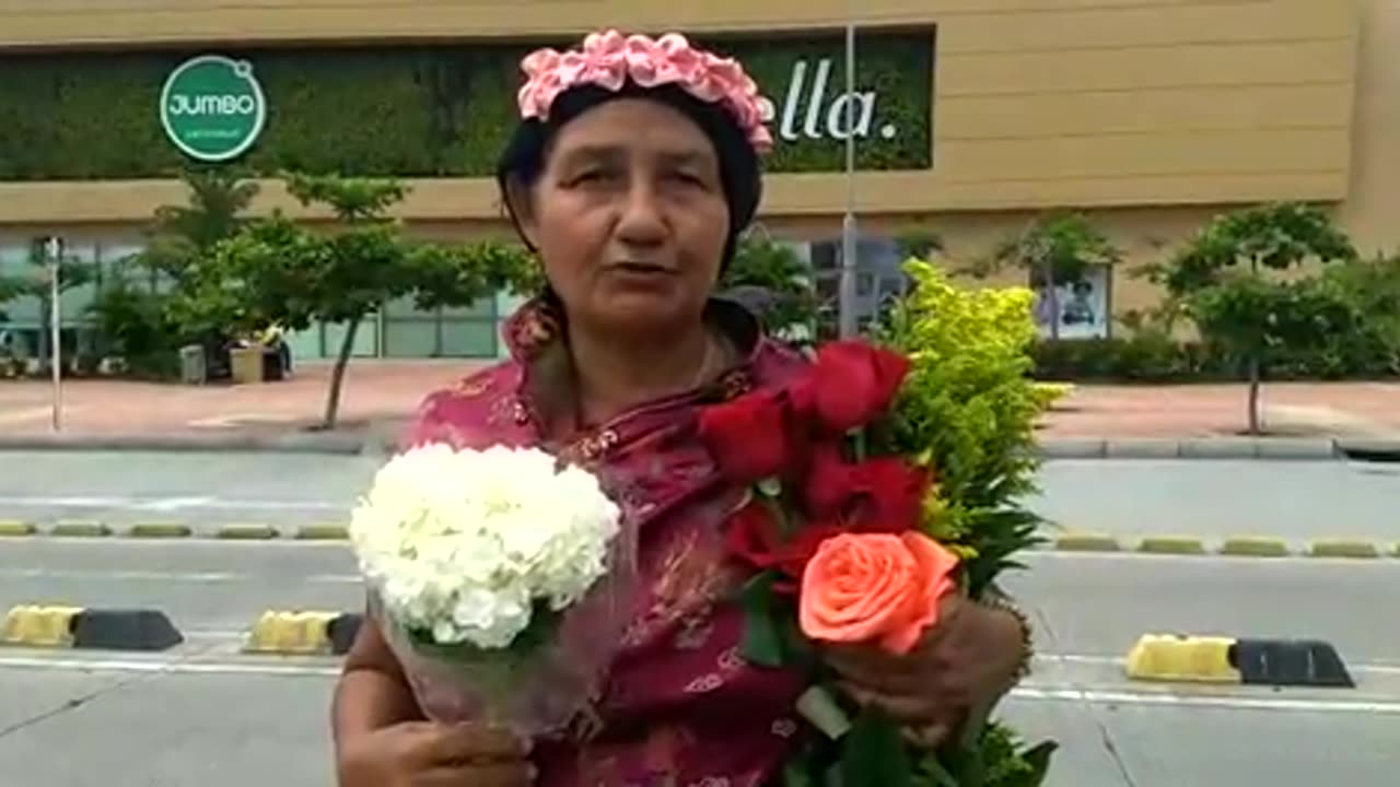 La vendedora de rosas con un mensaje de fe