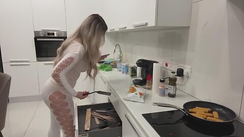 Stellaxblondi Sexy Hot Body Energy While Cooking, Chatting and Chilling 😍