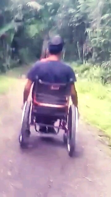 Cadeirantes fazendo trilha no meio da floresta Amazônica AC