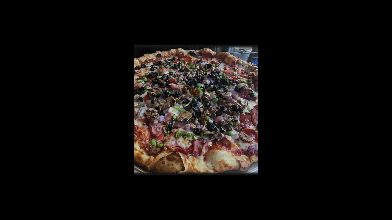 Feast Your Eyes on This Supreme Pizza Overload! 🍕🔥 Who’s Ready to Dig In?