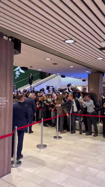 Tổng thống @realDonaldTrump trò chuyện sôi nổi với báo chí ở Davos.