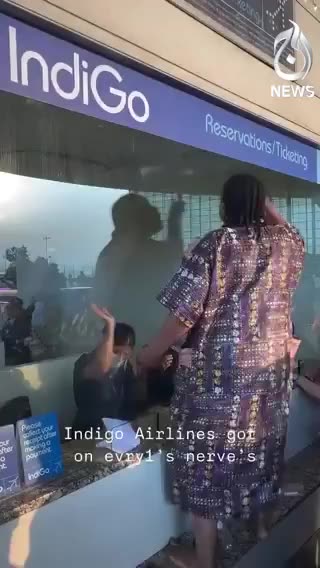 India 🇮🇳 flight cancelled one female sex lady on counter