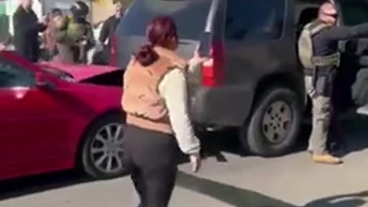 A leftist opened the door of an ICE vehicle in an attempt to release a criminal detainee