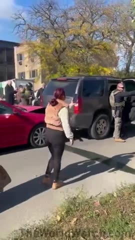 A leftist opened the door of an ICE vehicle in an attempt to release a criminal detainee