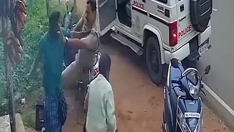 Breaking: This Kerala policeman’s bravery went viral on the internet as he subdu