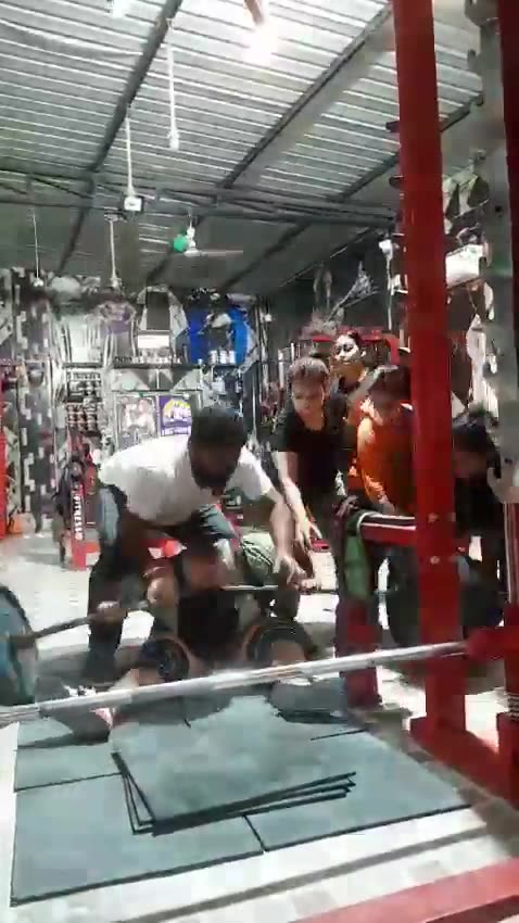 Campeã de levantamento de peso morre após barra cair sobre seu pescoço durante treino