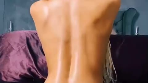 Thick tattooed Azz twerks.