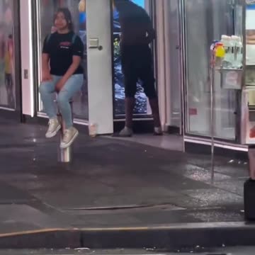 Άλλο τι θα δούμε; Πετάει τα ούρα του σε περαστικό !