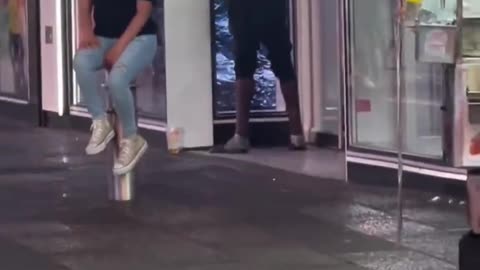 Άλλο τι θα δούμε; Πετάει τα ούρα του σε περαστικό !