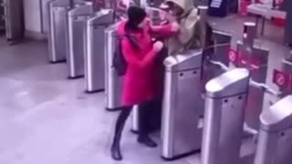 Arroja café caliente a la cara de una mujer que se opuso a que se colara en el metro