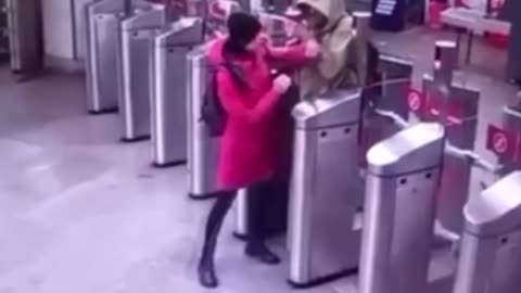 Arroja café caliente a la cara de una mujer que se opuso a que se colara en el metro