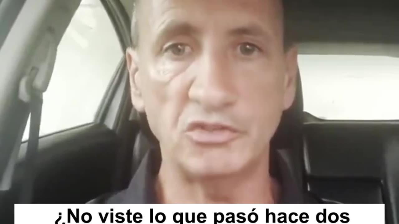 Mark Sexton dirigiéndose a Keir Starmer