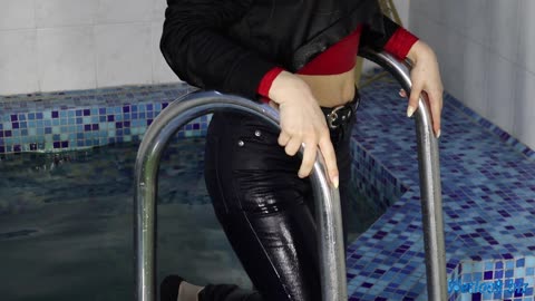 Wetlook girl in th epool in Jeans