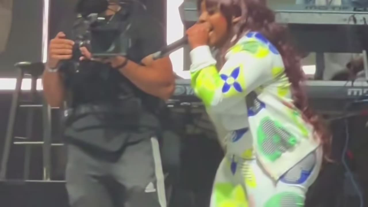 Call his name 🗣️🎤 JESUS!! #praisebreak jekalyn carr