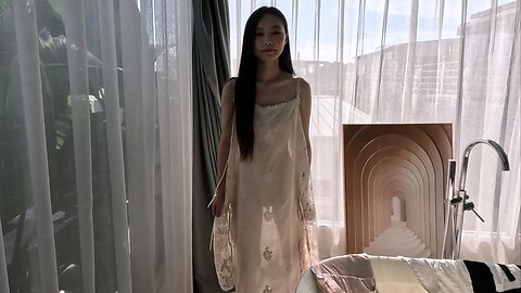 我们家可爱的可可又来啦,这次展示一款我们设计的侧边网纱连衣裙
