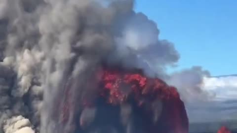 Stunning footage of lava erupting from a volcano in Hawaii 🌋