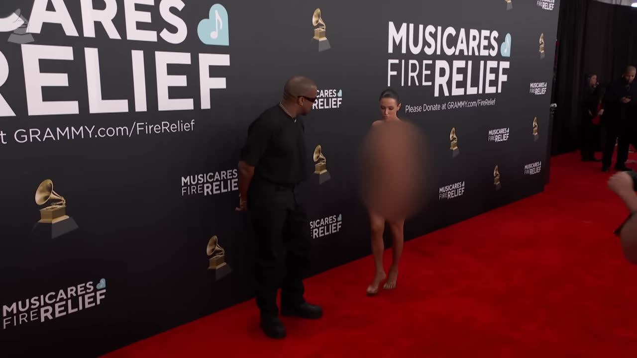 KANYE WEST and BIANCA CENSORI stop by the fashion cam on the red carpet