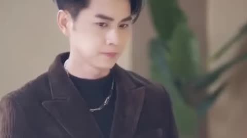 Người vợ đứng nhìn chồng và nh=ân t=ình