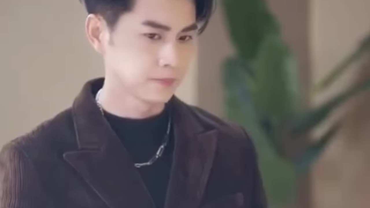 Người vợ đứng nhìn chồng và nh=ân t=ình