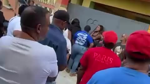 Mujer y su hija de 17 en su casa