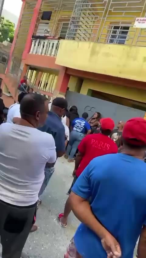 Mujer y su hija de 17 en su casa