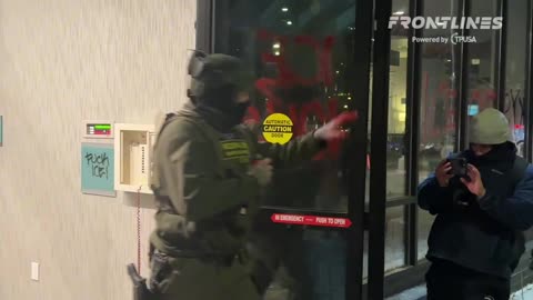 🚨 An ICE agent is BLEEDING, defending a hotel from a violent leftist mob in Minneapolis.