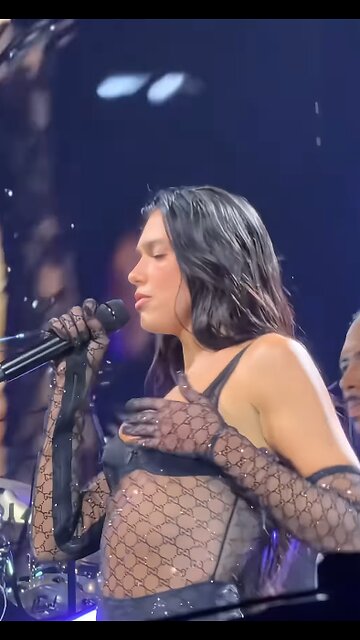 DUAL LIPA'S NIPPLE OUT??????