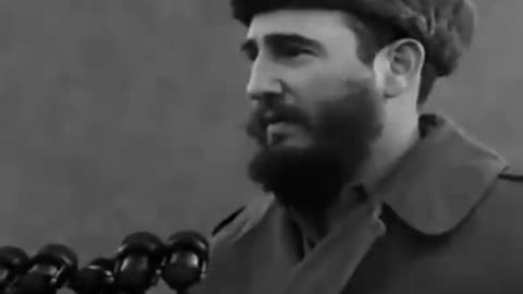 Fidel Castro habla en el desfile militar en Moscú del día de la Victoria.