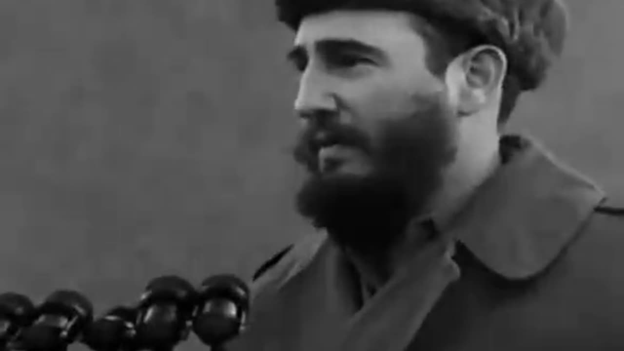 Fidel Castro habla en el desfile militar en Moscú del día de la Victoria.