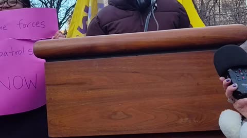 New Yorkers support migrants in the USA.