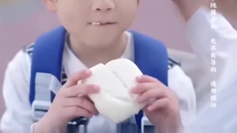 Bố đứa trẻ là ăn xin nhưng khi xuất hiện lại là