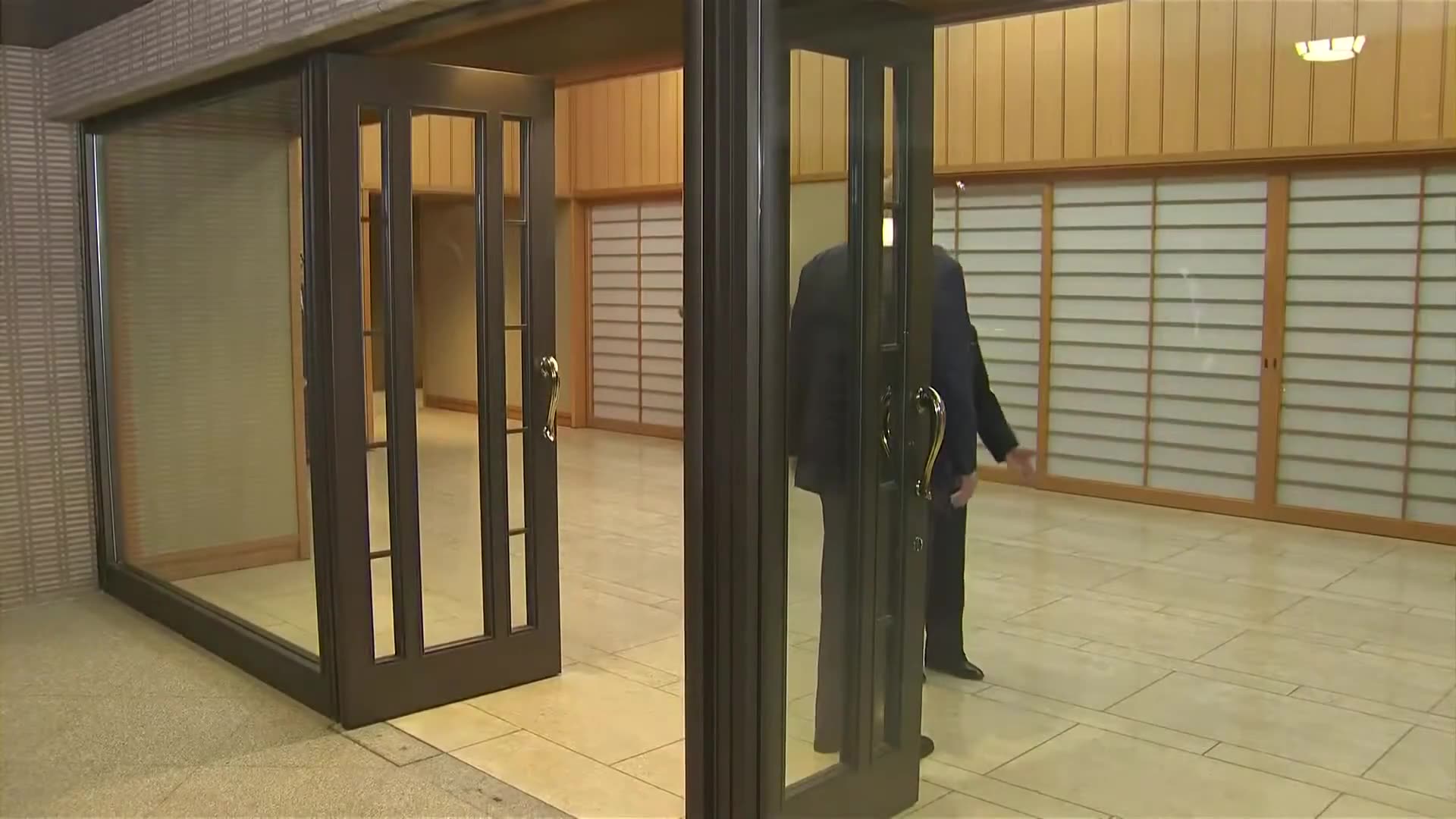 . @POTUS is welcomed to the Imperial Palace by His Imperial Majesty Emperor Naruhito 🇺🇸🇯🇵