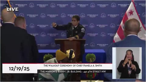 Egy nőstény néger rendőrfőnök-prédikátor a Bibliából idéz: "fuck you!"