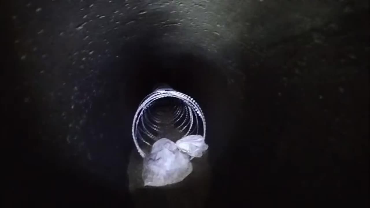 Ukrainians start put barbed wire in pipe so that Russians could not get through😂😂