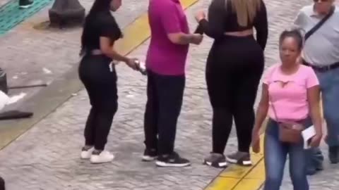 Two Women Steal Money From Passers-by Using A Payment Terminal. Brazil