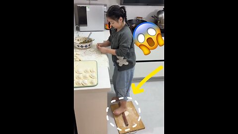 She’s cooking.. with her feet ?! 😳😳