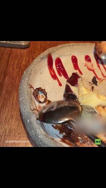 Así reacciona una joven tras recibir por error un anillo de compromiso