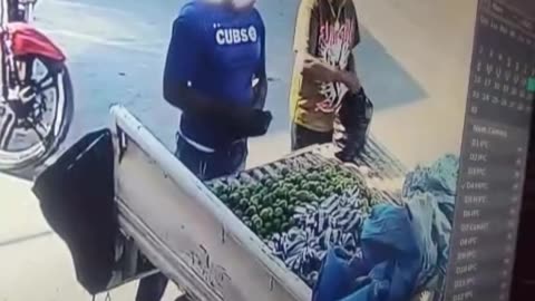 Agarran hombre en consuelo