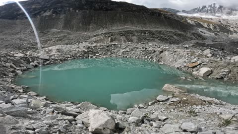 Walking in Llaca Lagoon (Huaraz, Ancash, Peru)