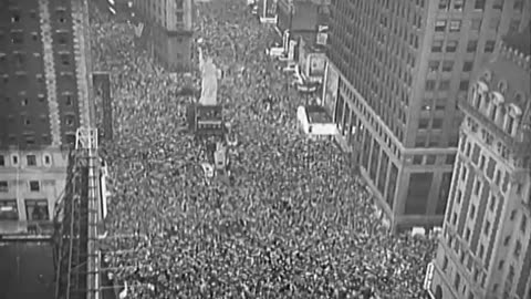 WORLD IN FILM. Issu... - WORLD IN FILM. Issue no. 18, WORLD CELEBRATES PEACE, VJ DAY - 111-adc-10214