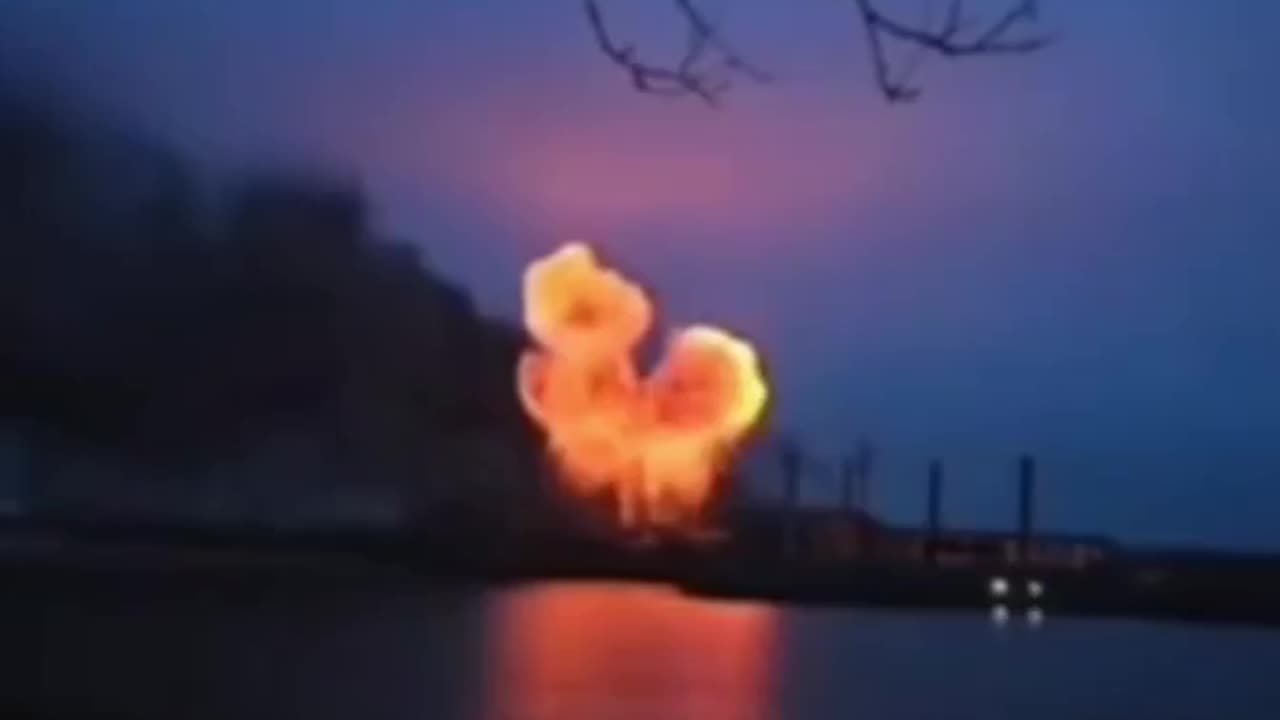 Night footage of cruise missile attacks on the Prydniprovskaya TPP in Dnipropetrovsk.