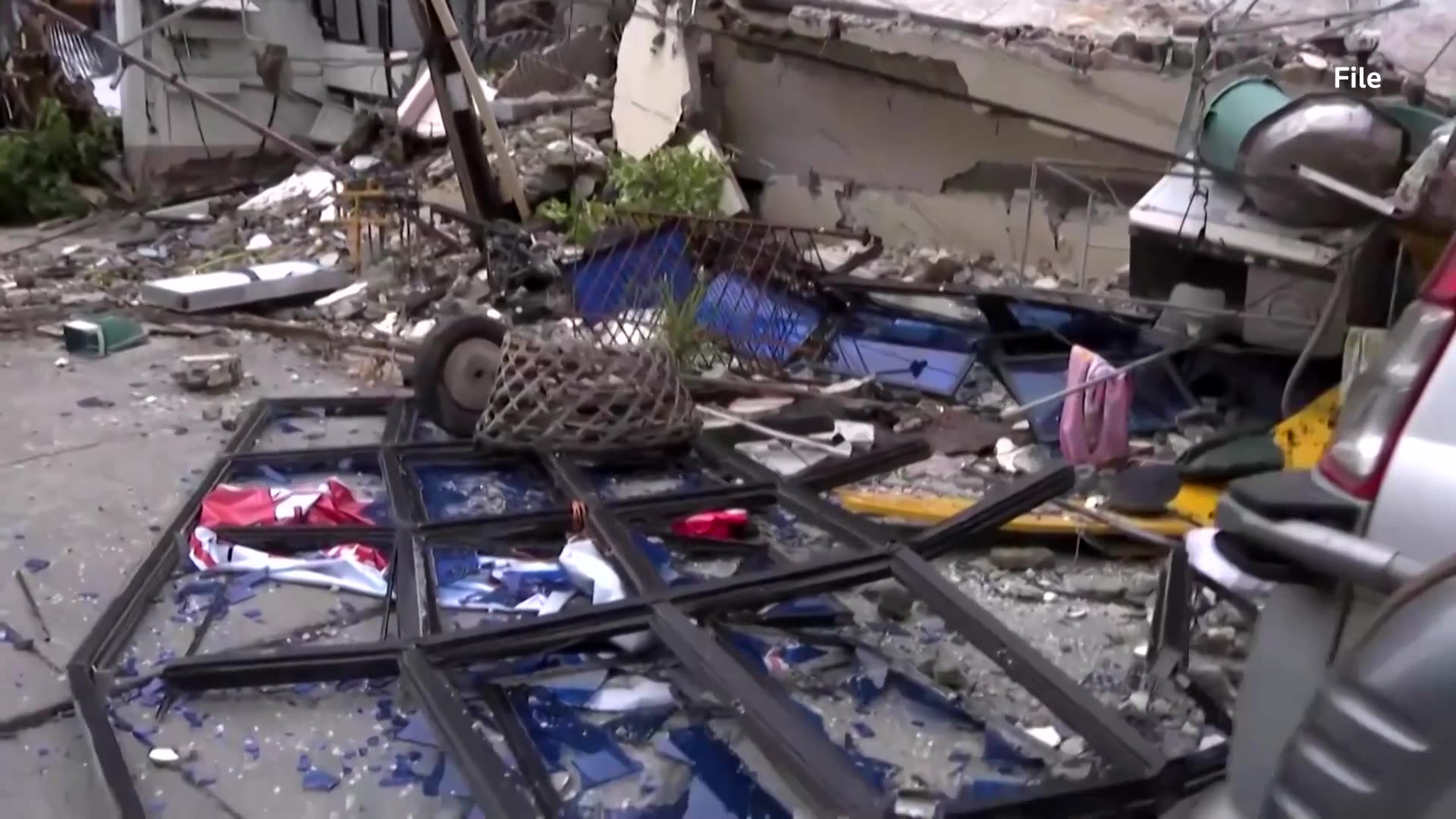 Strong quake strikes off Philippines, tsunami warnings lifted