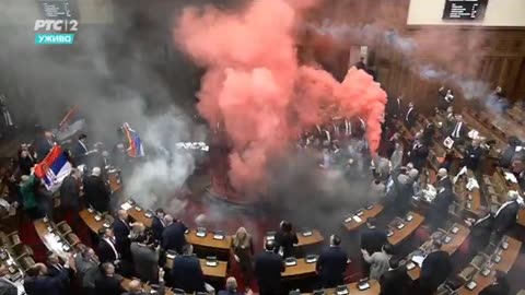 Kaos në Kuvendin e Serbisë, hidhen tymuese. Përplasje fizike mes deputetëve