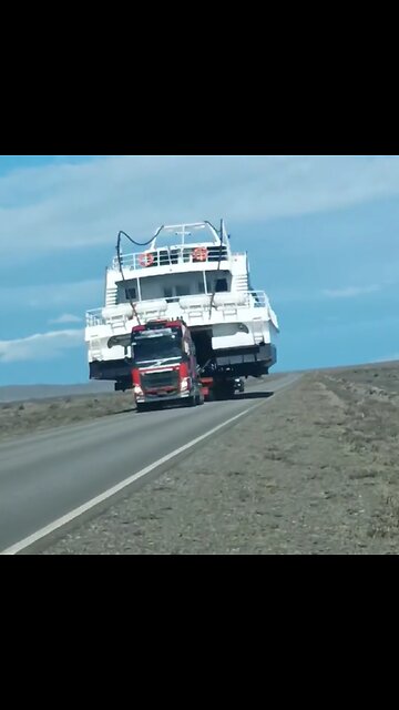 ¡Un barco en la carretera!