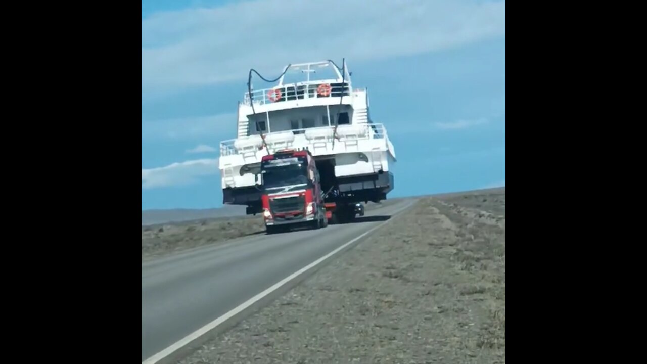 ¡Un barco en la carretera!
